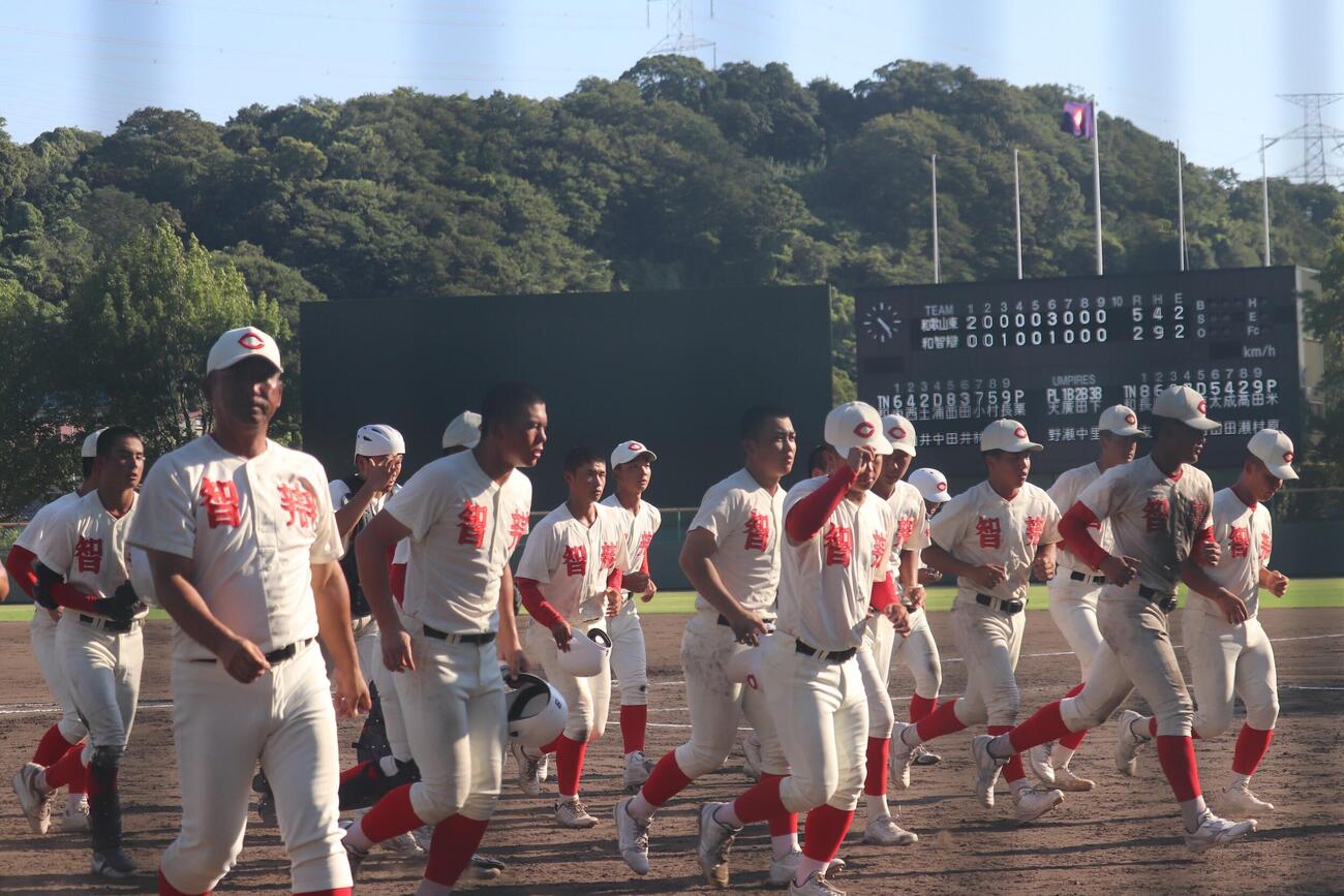 和歌山東対智弁和歌山　新チーム初戦で敗退し、センバツかかる秋季大会1次予選免除へのシード権を逃した智弁和歌山ナイン（撮影・佐藤妙月）