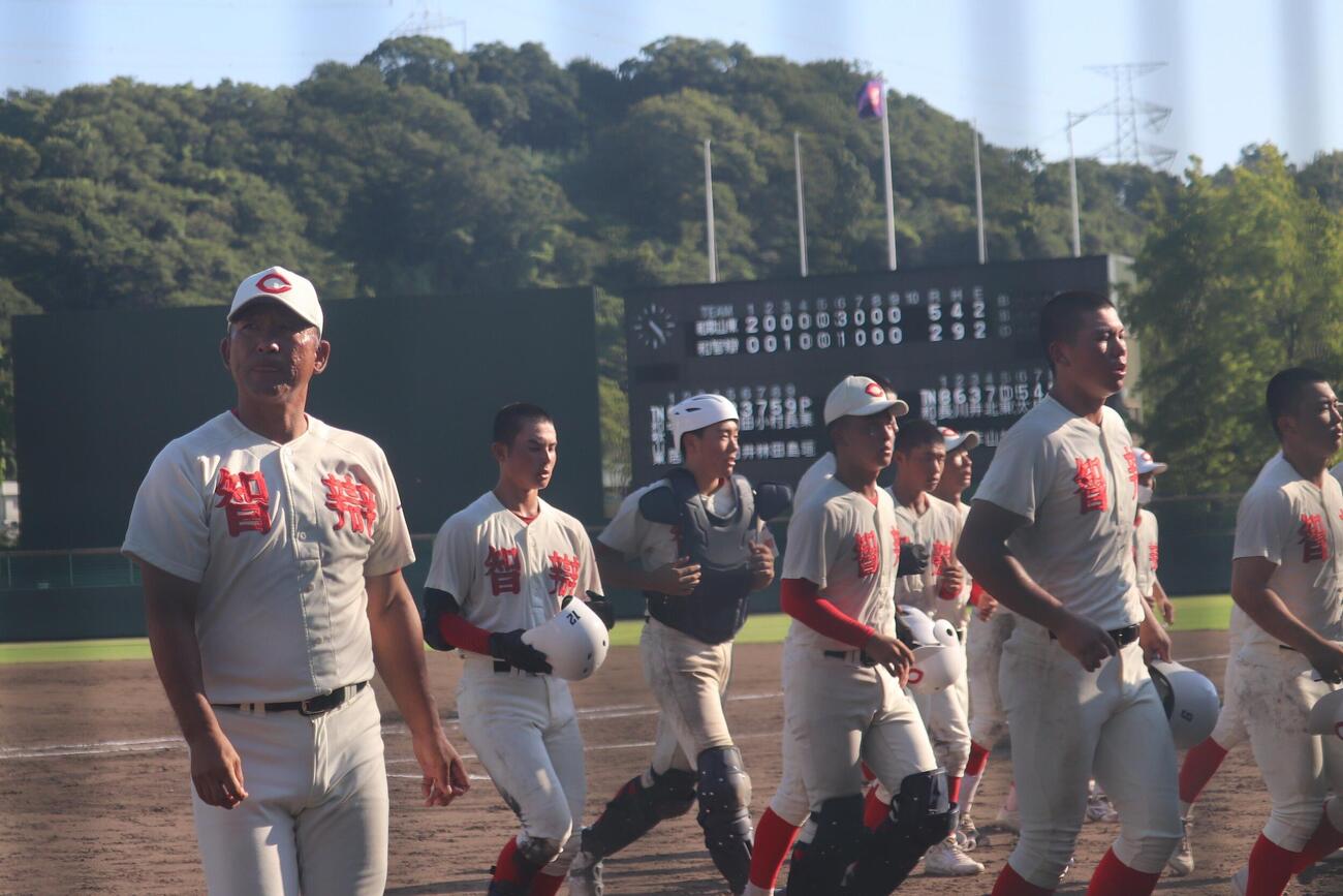 和歌山東対智弁和歌山　新チーム初戦で敗退し、センバツかかる秋季大会1次予選免除へのシード権を逃した智弁和歌山ナイン（撮影・佐藤妙月）