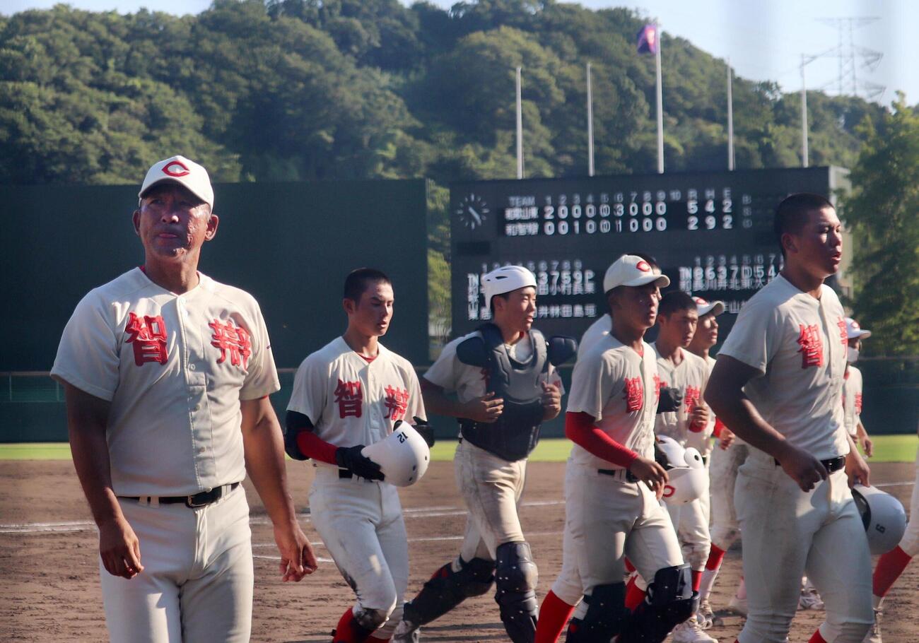 和歌山東対智弁和歌山　新チーム初戦で敗退し、センバツかかる秋季大会1次予選免除へのシード権を逃した智弁和歌山ナインら（撮影・佐藤妙月）
