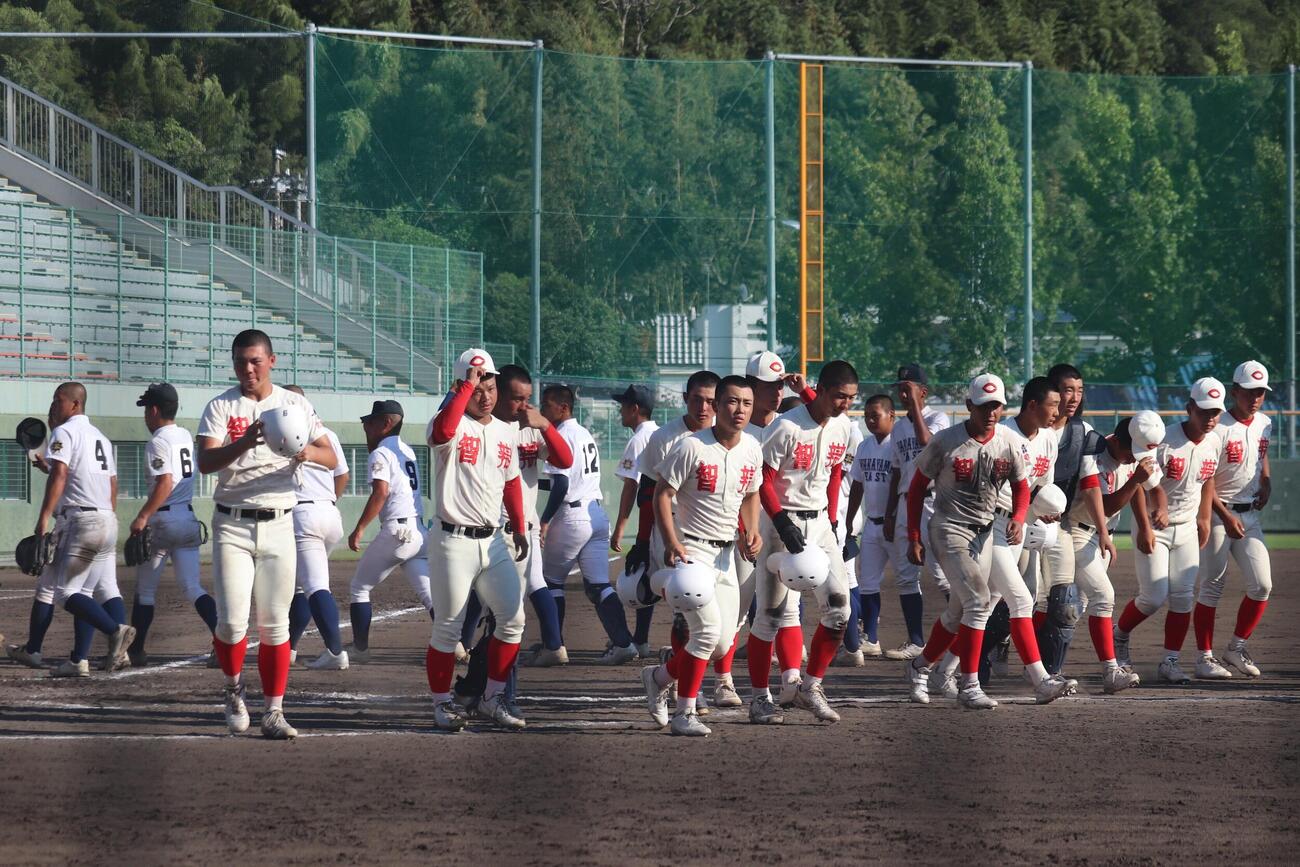 和歌山東対智弁和歌山　新チーム初戦で敗退し、センバツかかる秋季大会1次予選免除へのシード権を逃した智弁和歌山ナインら（撮影・佐藤妙月）