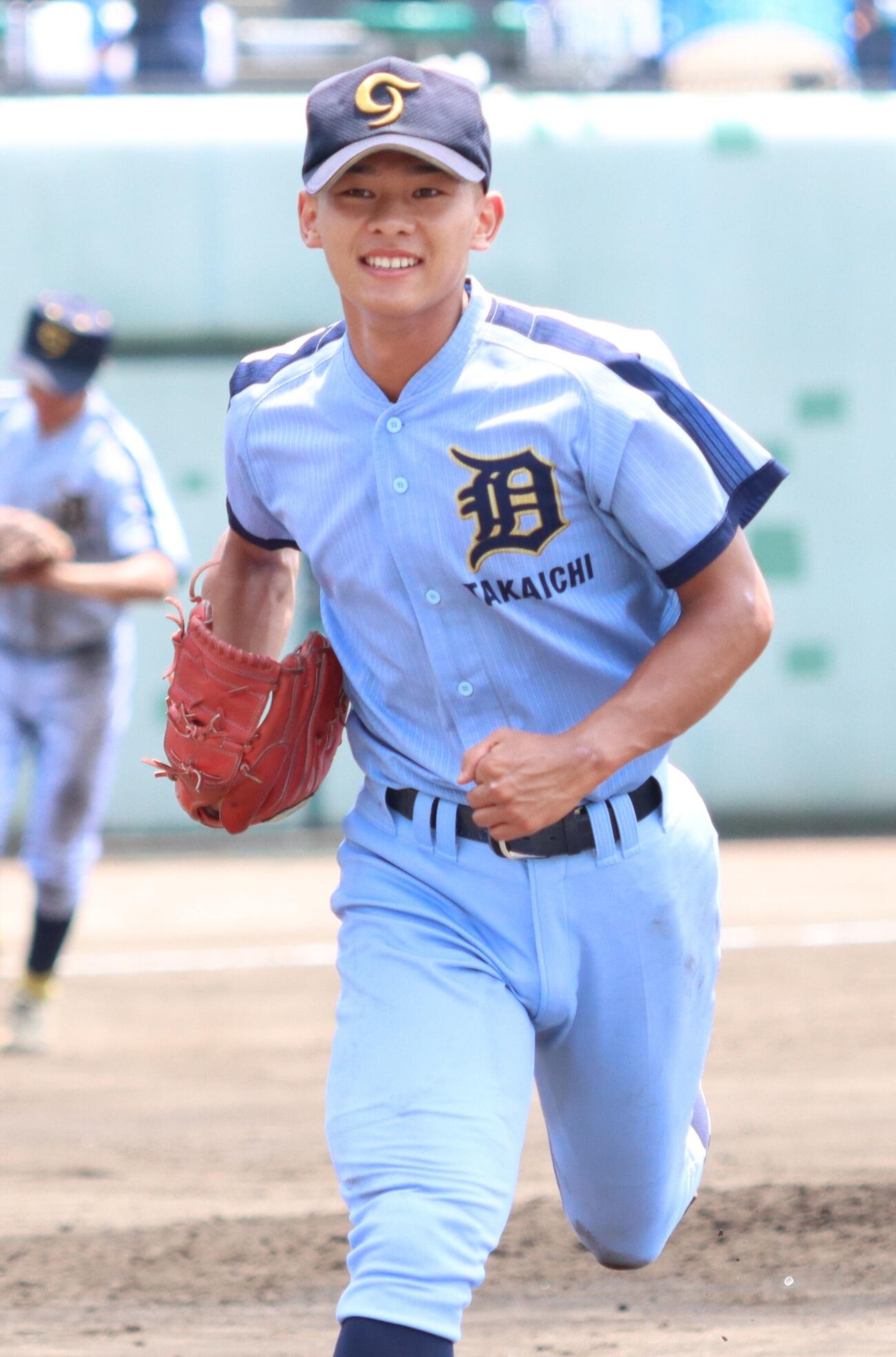 7月、高岡第一対富山北部　笑顔でベンチに戻る高岡第一・前田侑大