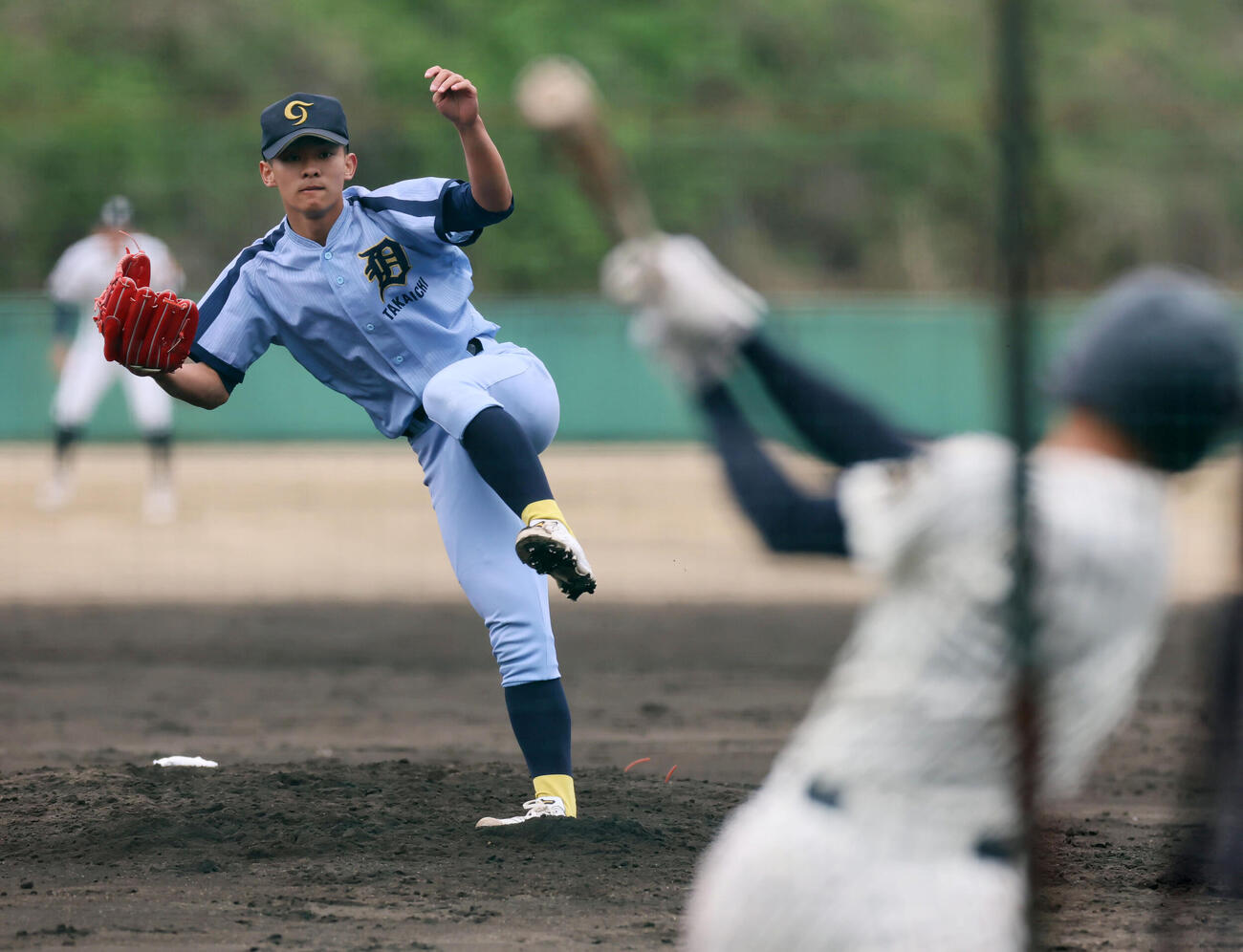 4月、U18野球日本代表候補合宿2日目　シート打撃練習に登板する高岡第一・前田侑大