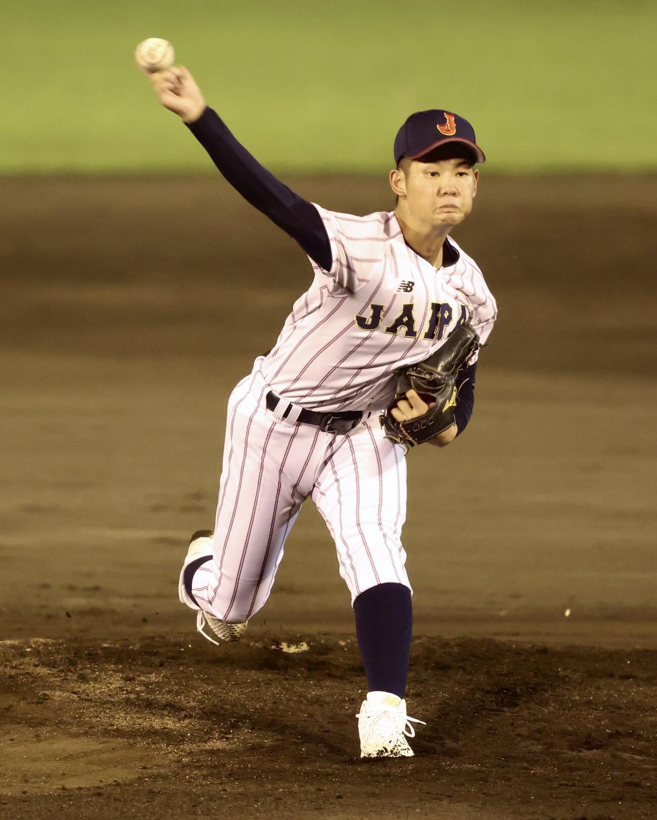 U18高校日本代表対早大　5回裏、力投するU18高校日本代表・鈴木悠悟（撮影・河田真司）