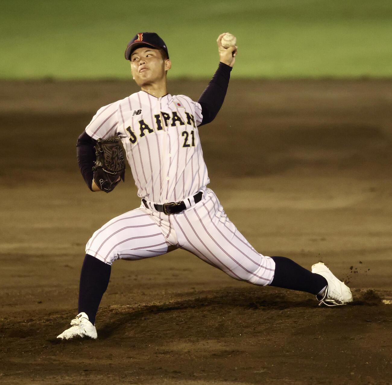 U18高校日本代表対早大　8回裏、力投するU18高校日本代表・杉本真滉（撮影・河田真司）