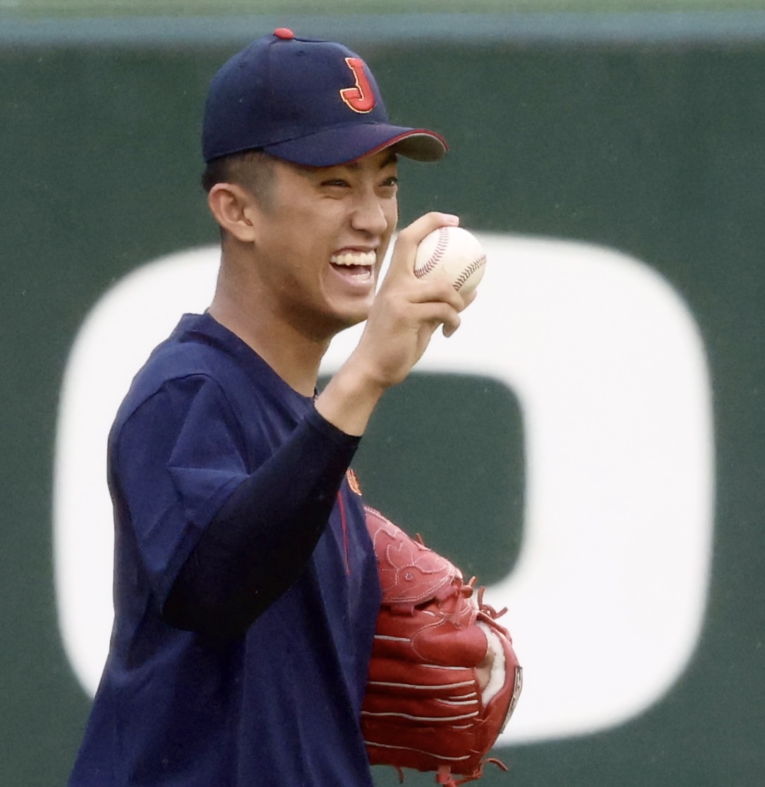 U18高校日本代表対早大　試合前、笑顔でキャッチボールするU18高校日本代表・織田翔希（撮影・河田真司）