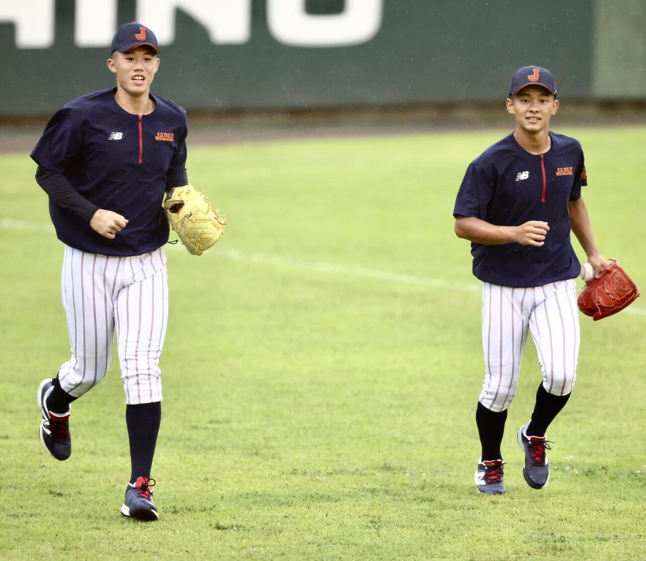 U18高校日本代表対早大　試合前、キャッチボールを終え移動するU18高校日本代表の前田侑大（右）と小林鉄三郎（撮影・河田真司）