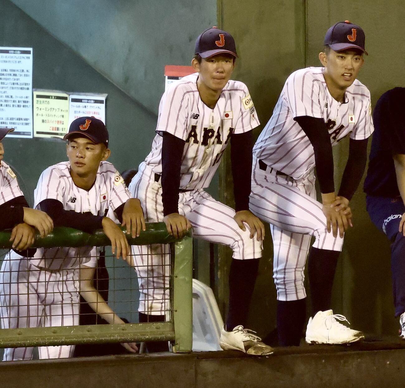 U18高校日本代表対早大　8回表、戦況を見守るU18高校日本代表の、左から前田侑大、萬谷堅心、織田翔希（撮影・河田真司）