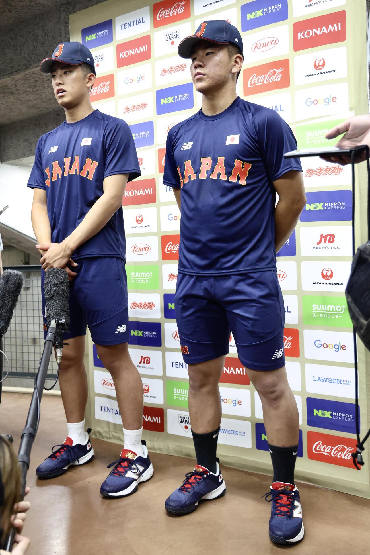 記者の質問に答えるU18高校日本代表・織田翔希（左）と小野舜友（撮影・河田真司）