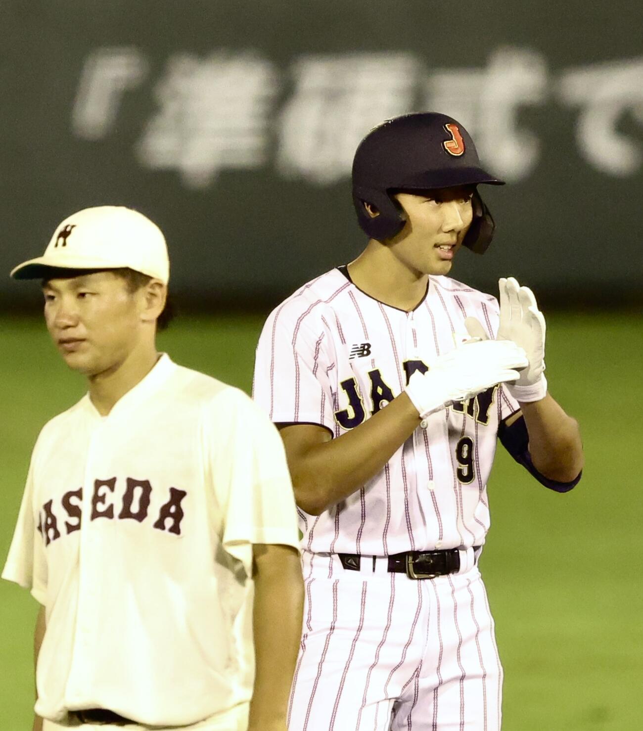 U18高校日本代表対早大　5回表、適時二塁打を放つ出塁するU18高校日本代表・梶山侑孜（撮影・河田真司）