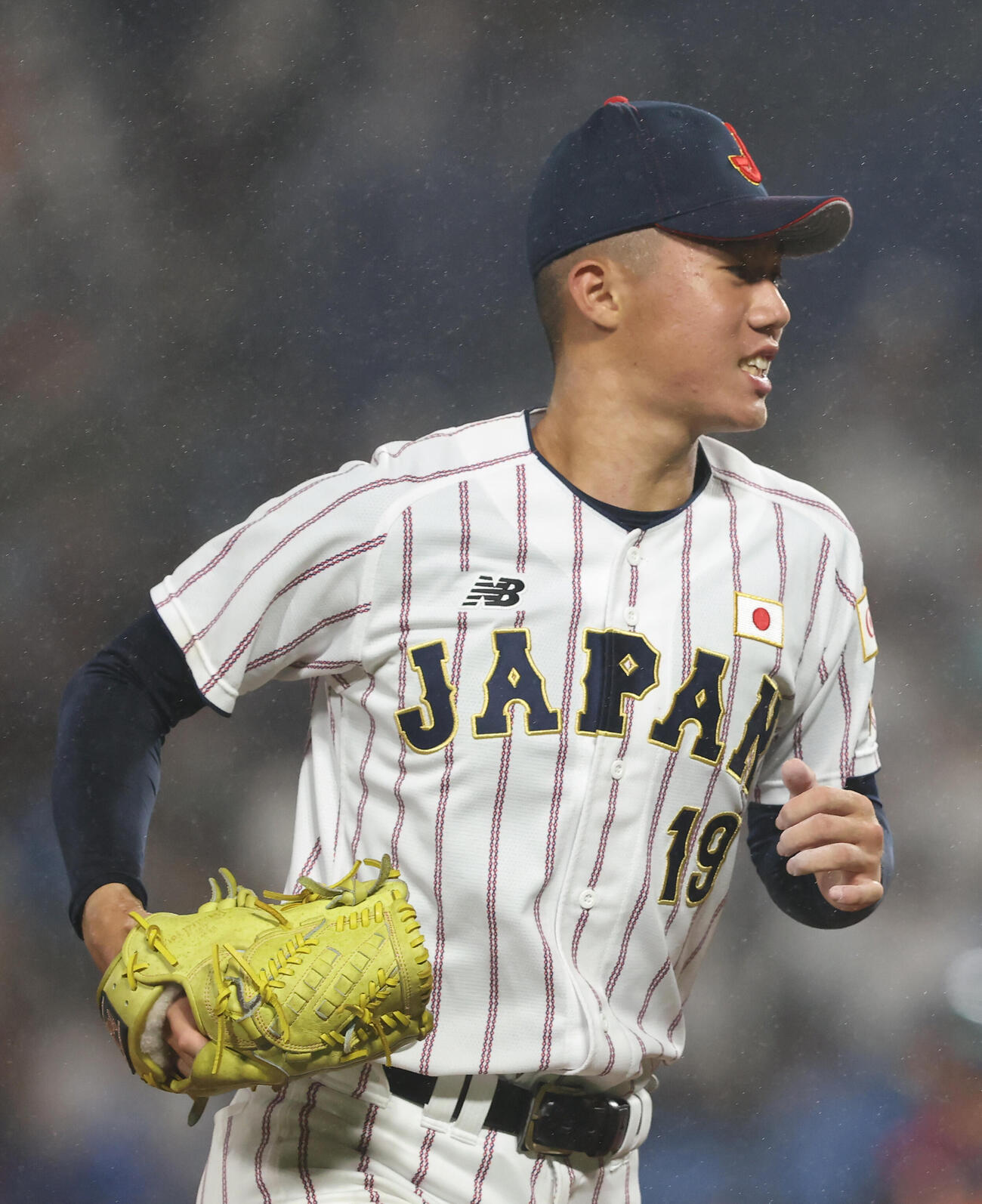 大学日本代表対高校日本代表　5回表を抑えベンチに戻る小林鉄三郎（撮影・河田真司）