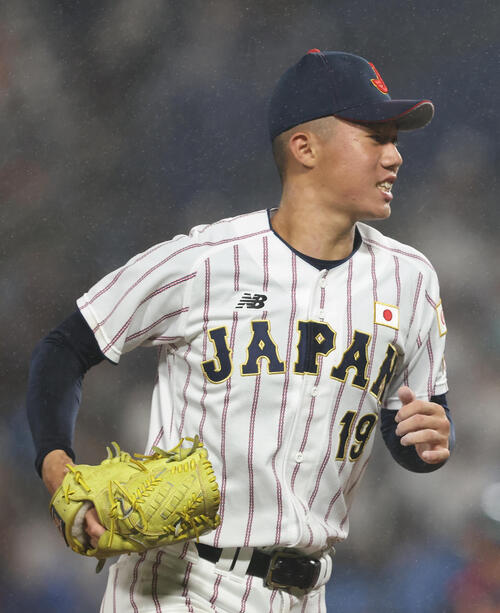 大学日本代表対高校日本代表 5回表を抑えベンチに戻る小林鉄三郎(撮影・河田真司)