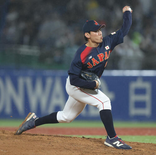 大学日本代表対高校日本代表 5回裏、力投する藤本士生(撮影・河田真司)