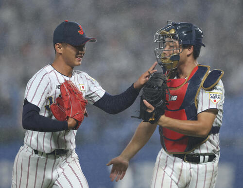 大学日本代表対高校日本代表 3回表を抑えベンチに戻る前田侑大(左)と山田凜虎(撮影・河田真司)