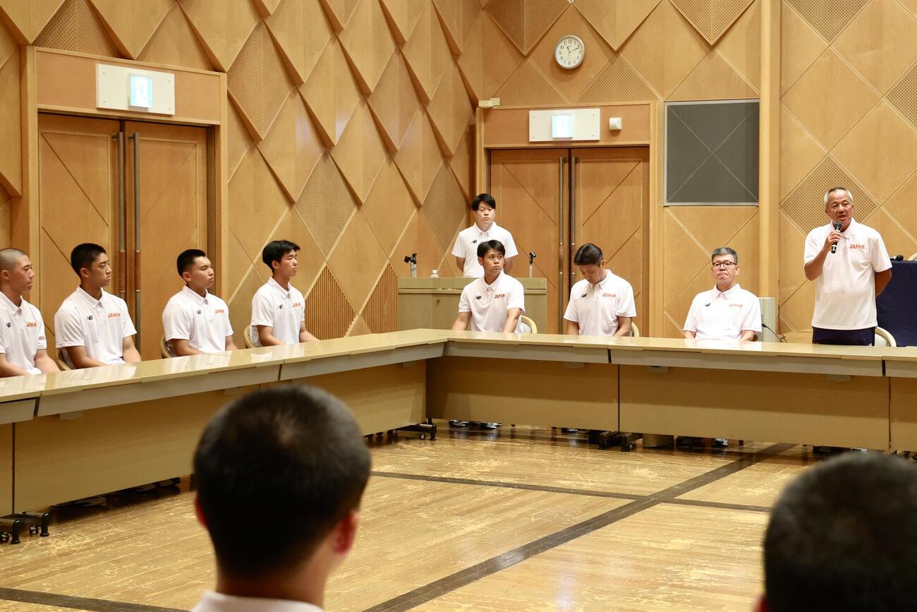 あいさつするU18高校日本代表・岡田龍生監督（右）（撮影・河田真司）