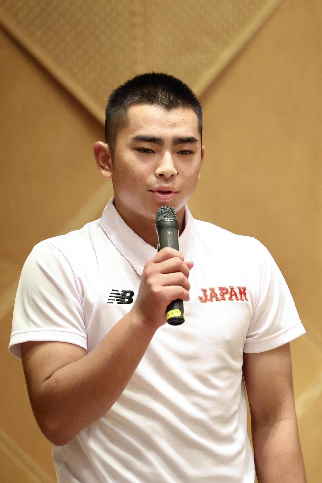 あいさつするU18高校日本代表・石田雄星（撮影・河田真司）