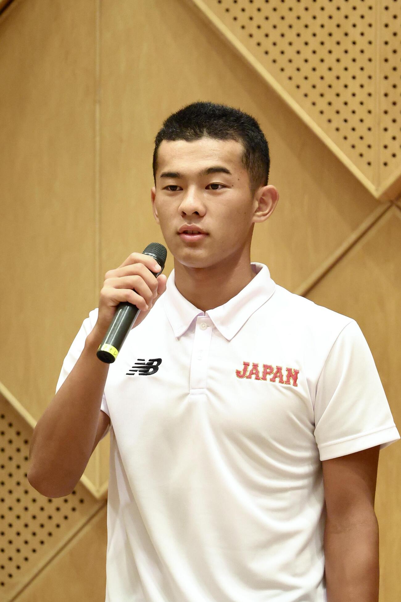 あいさつするU18高校日本代表・前田侑大（撮影・河田真司）