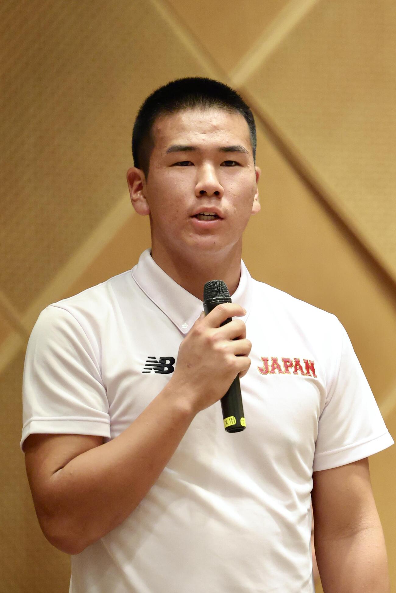 あいさつするU18高校日本代表・小野舜友（撮影・河田真司）