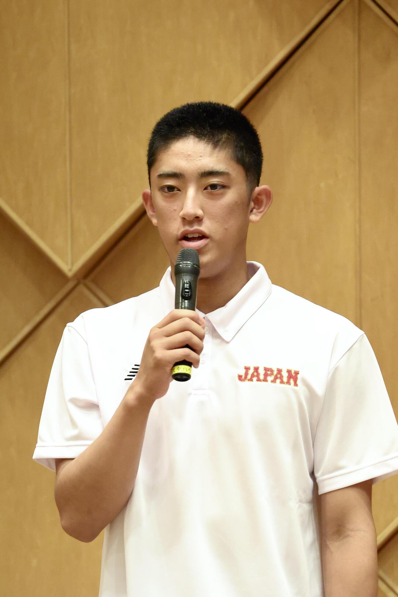 あいさつするU18高校日本代表・織田翔希（撮影・河田真司）