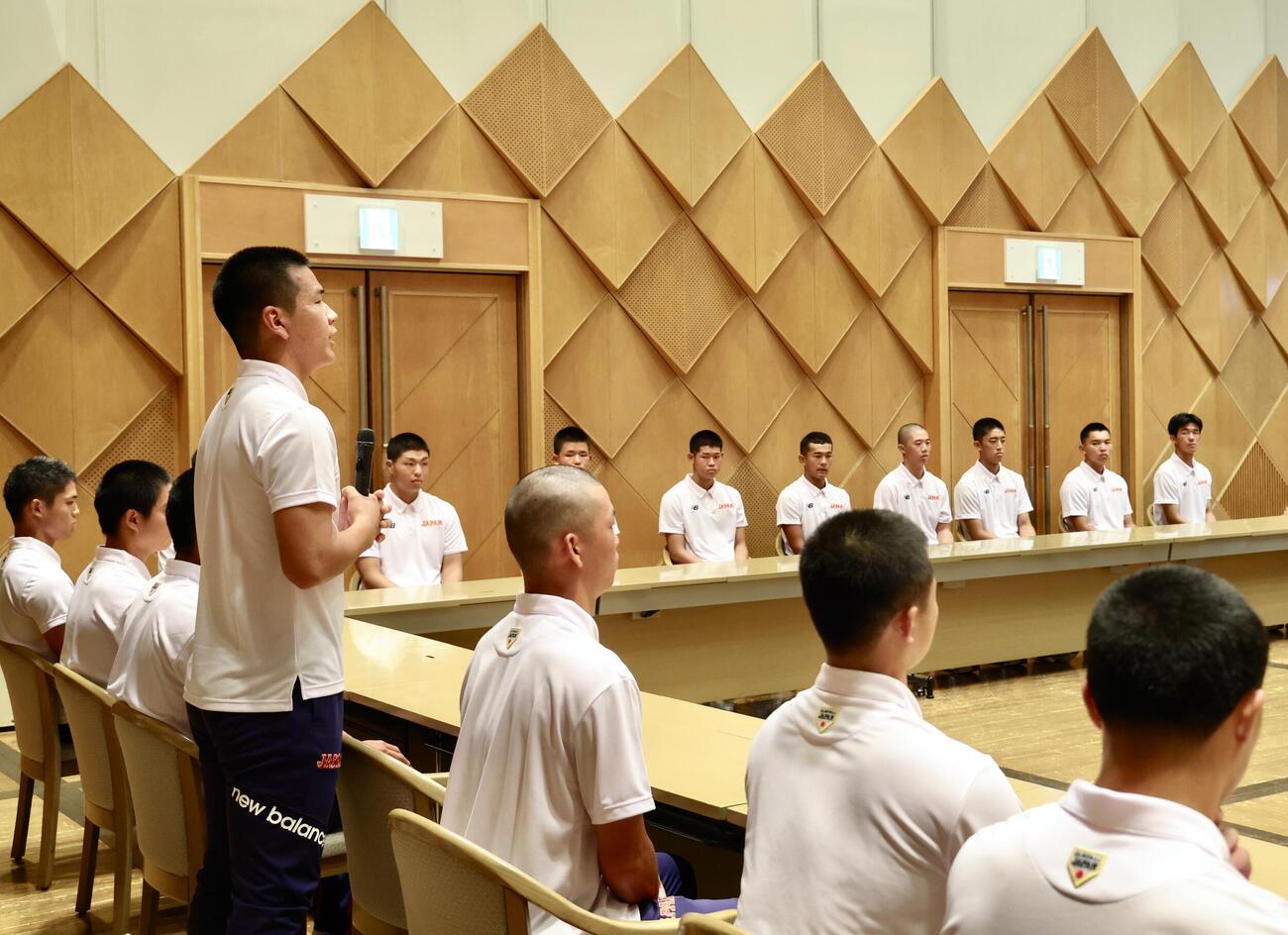 決意表明するU18高校日本代表・小野舜友（手前左）（撮影・河田真司）