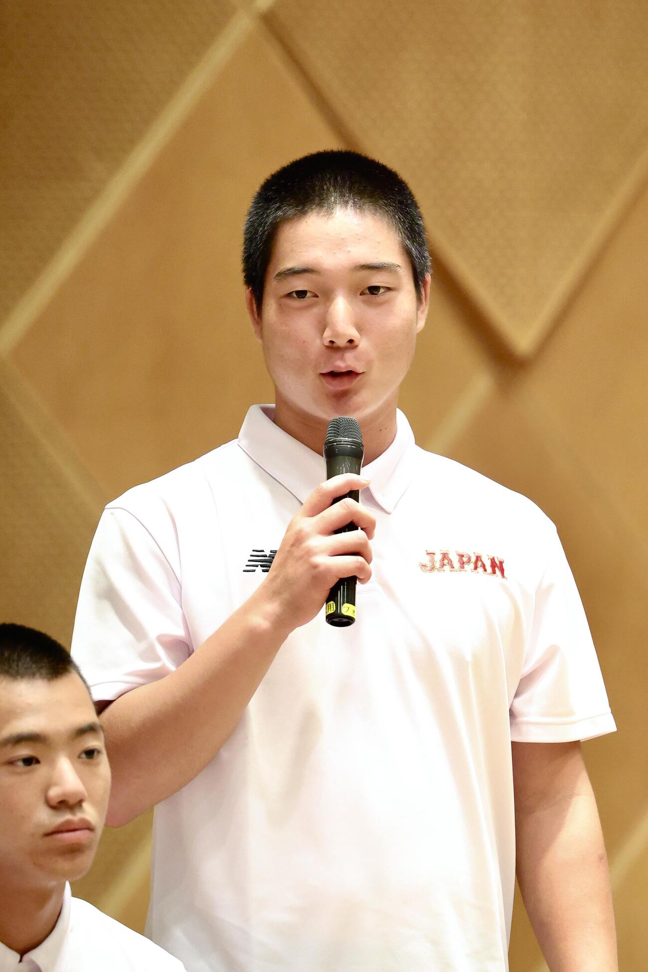 あいさつするU18高校日本代表・山田凜虎（撮影・河田真司）