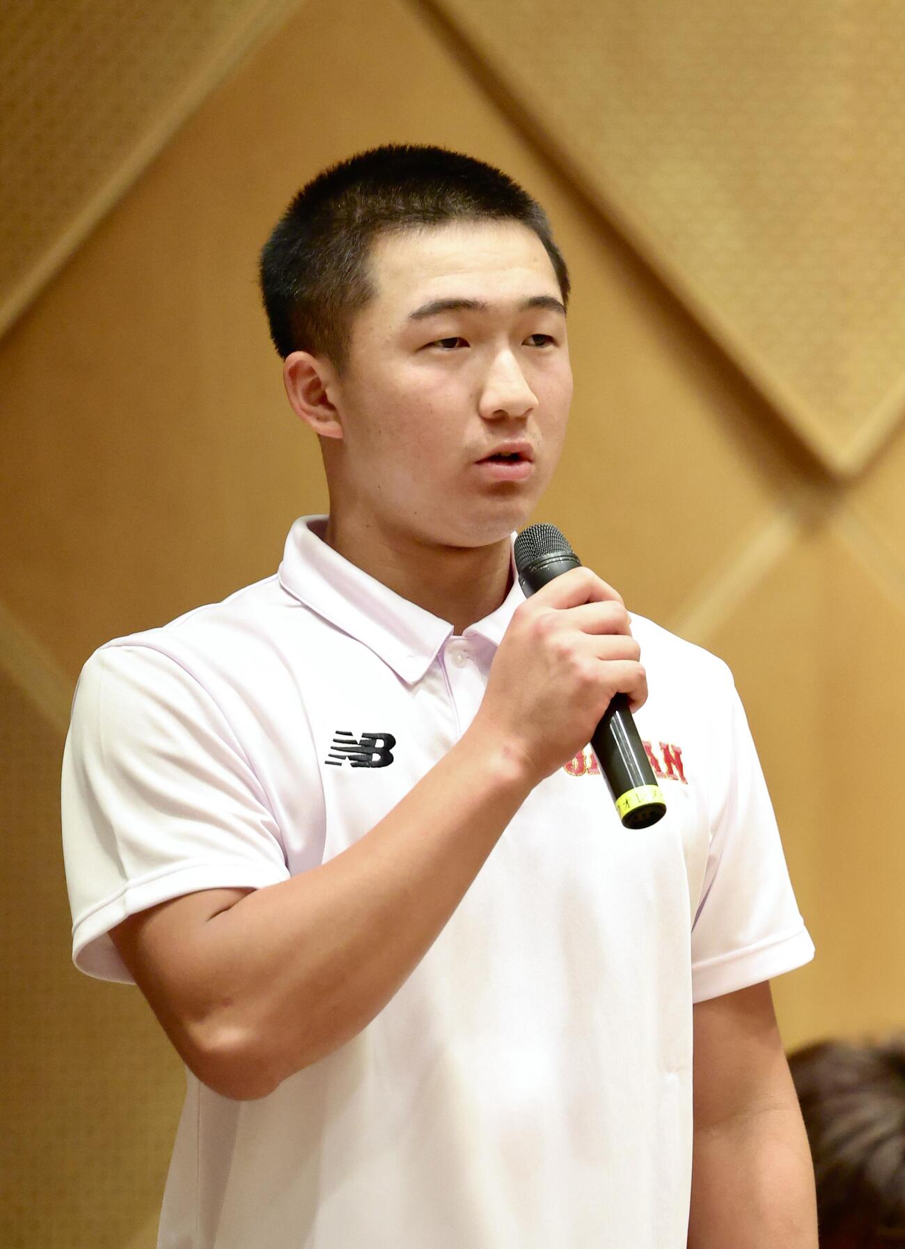 あいさつするU18高校日本代表・池田聖摩（撮影・河田真司）