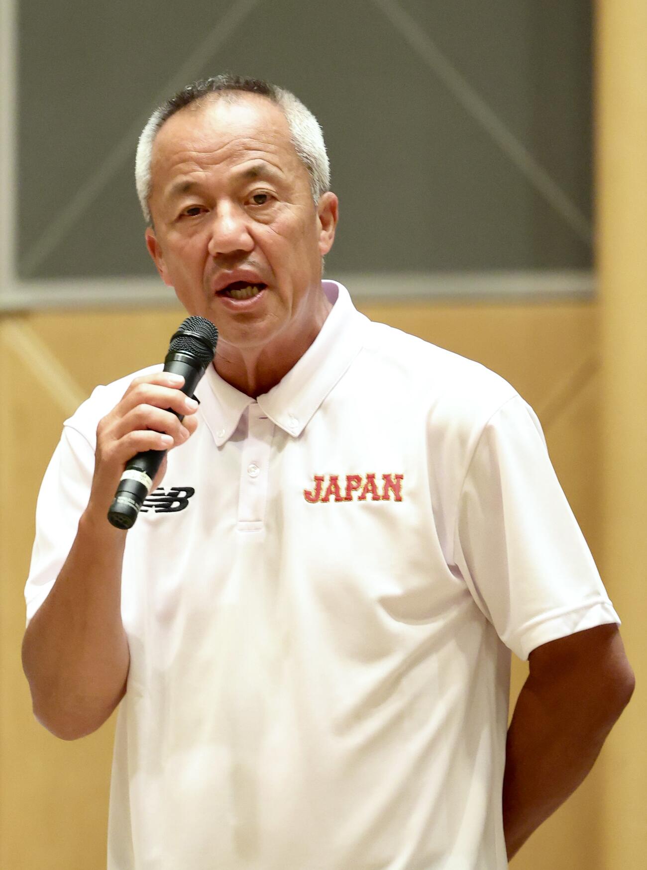 あいさつするU18高校日本代表・岡田龍生監督（撮影・河田真司）
