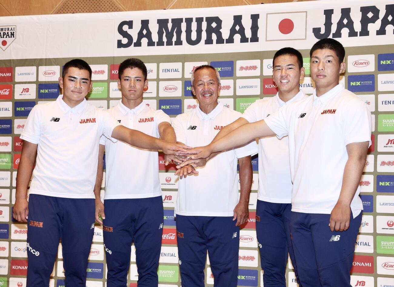 記者会見で岡田龍生監督（中央）と写真に納まるU18高校日本代表の、左から石田雄星、角谷哲人、1人おいて小野舜友、末吉良丞（撮影・河田真司）