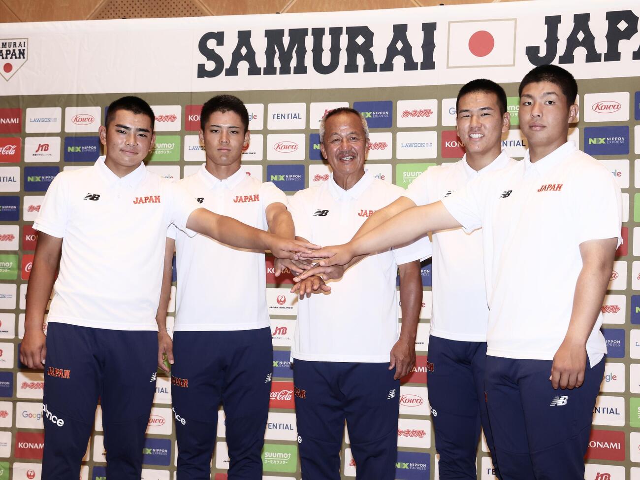 記者会見で岡田龍生監督（中央）と写真に納まるU18高校日本代表の、左から石田雄星、角谷哲人、1人おいて小野舜友、末吉良丞（撮影・河田真司）