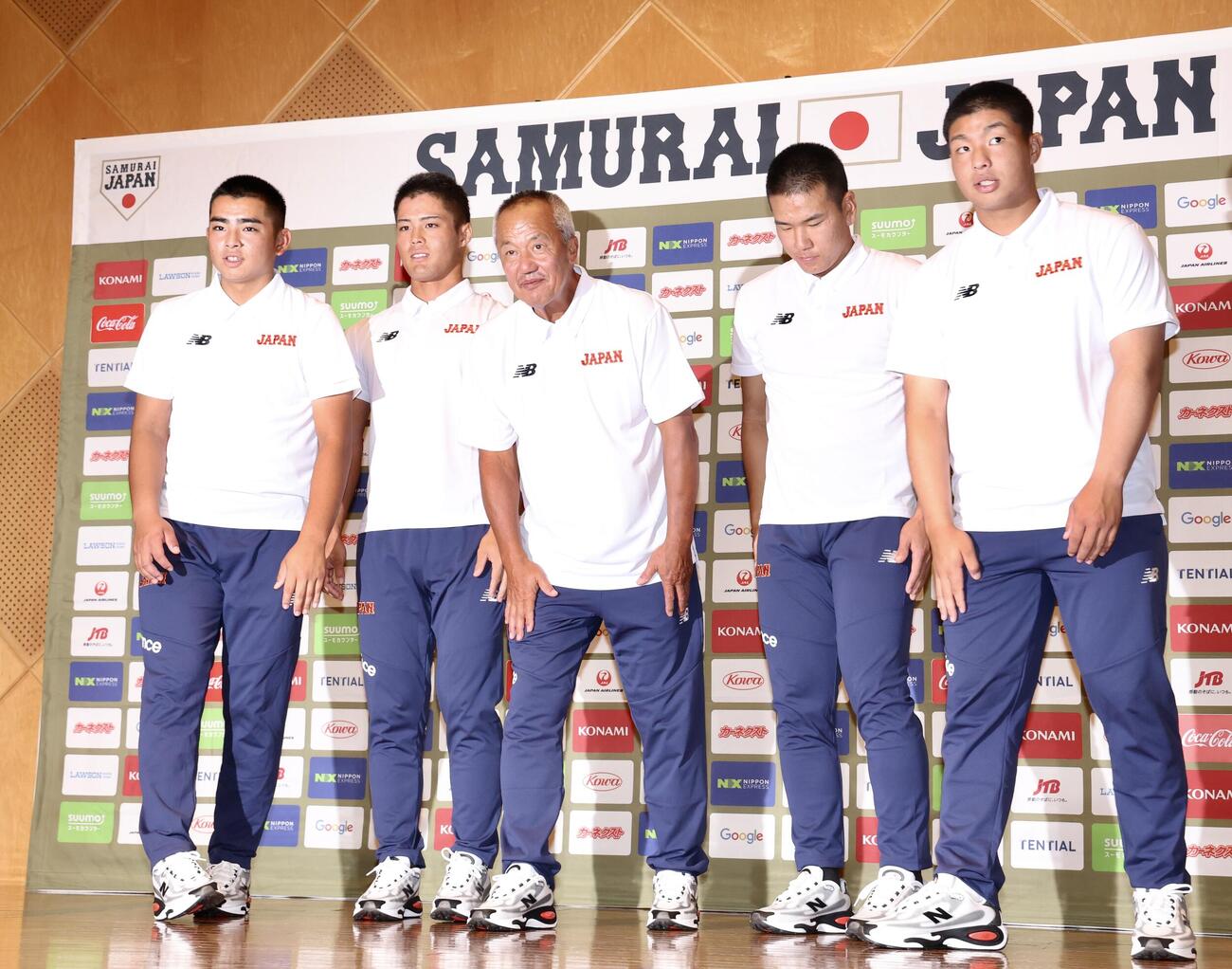 記者会見を終える岡田龍生監督（中央）とU18高校日本代表の選手たち。左から石田雄星、角谷哲人、1人おいて小野舜友、末吉良丞（撮影・河田真司）