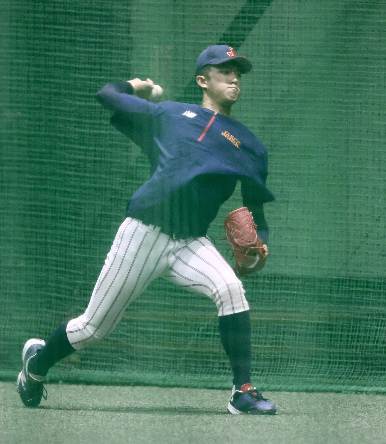 試合前、練習に臨む高校日本代表・織田翔希（撮影・河田真司）