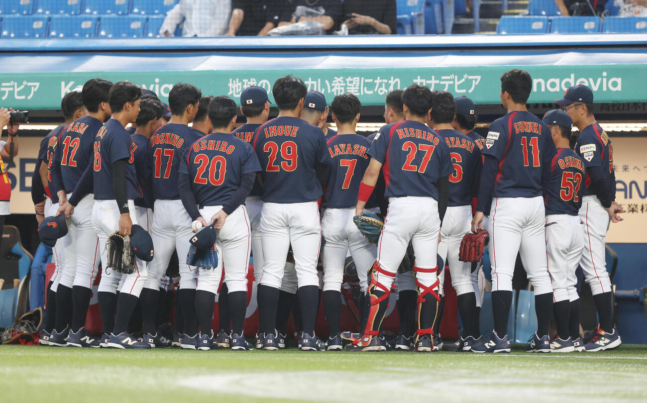 大学日本代表対高校日本代表　試合前円陣を組む大学日本代表（撮影・河田真司）