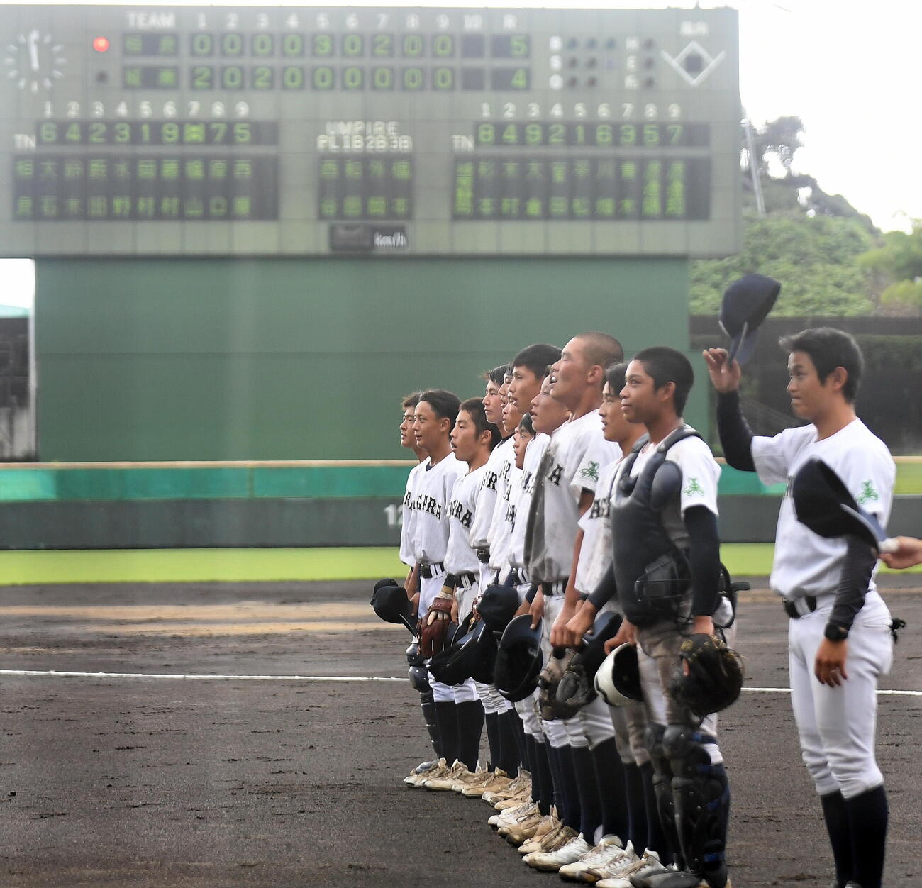 相良対城南静岡　試合後、スタンドにあいさつする相良の選手ら（撮影・前田和哉）