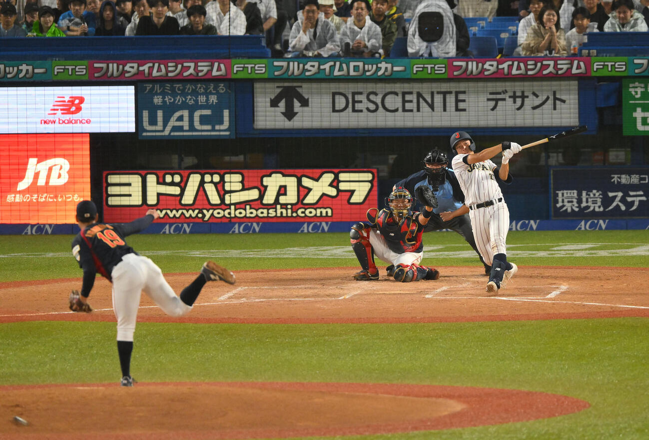 大学日本代表対高校日本代表　1回裏高校日本代表2死一塁、山田凜虎は適時二塁打を放つ。投手猪俣駿太（撮影・滝沢徹郎）