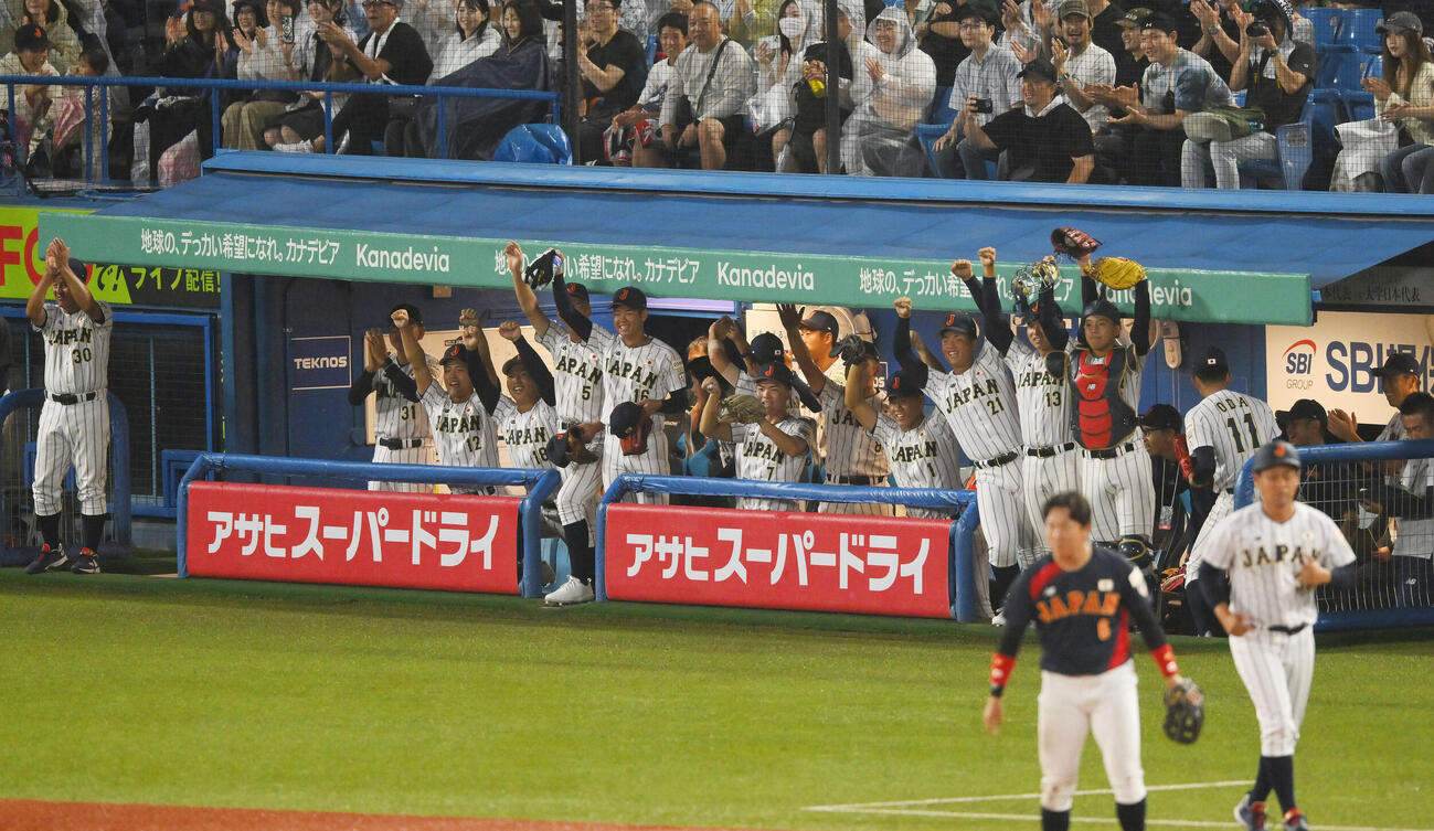 大学日本代表対高校日本代表　1回裏高校日本代表2死一塁、山田凜虎の適時二塁打に盛り上がる選手たち（撮影・滝沢徹郎）
