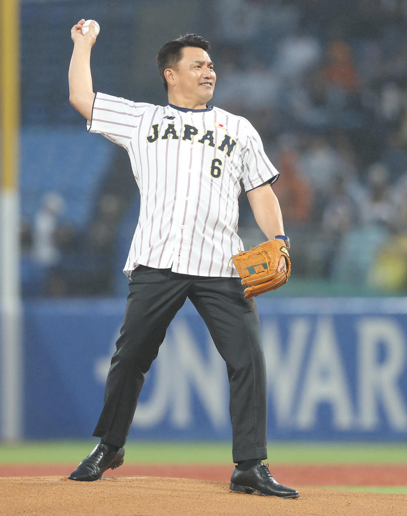 大学日本代表対高校日本代表　ファーストピッチセレモニーを務める侍ジャパン井口資仁監督（撮影・河田真司）
