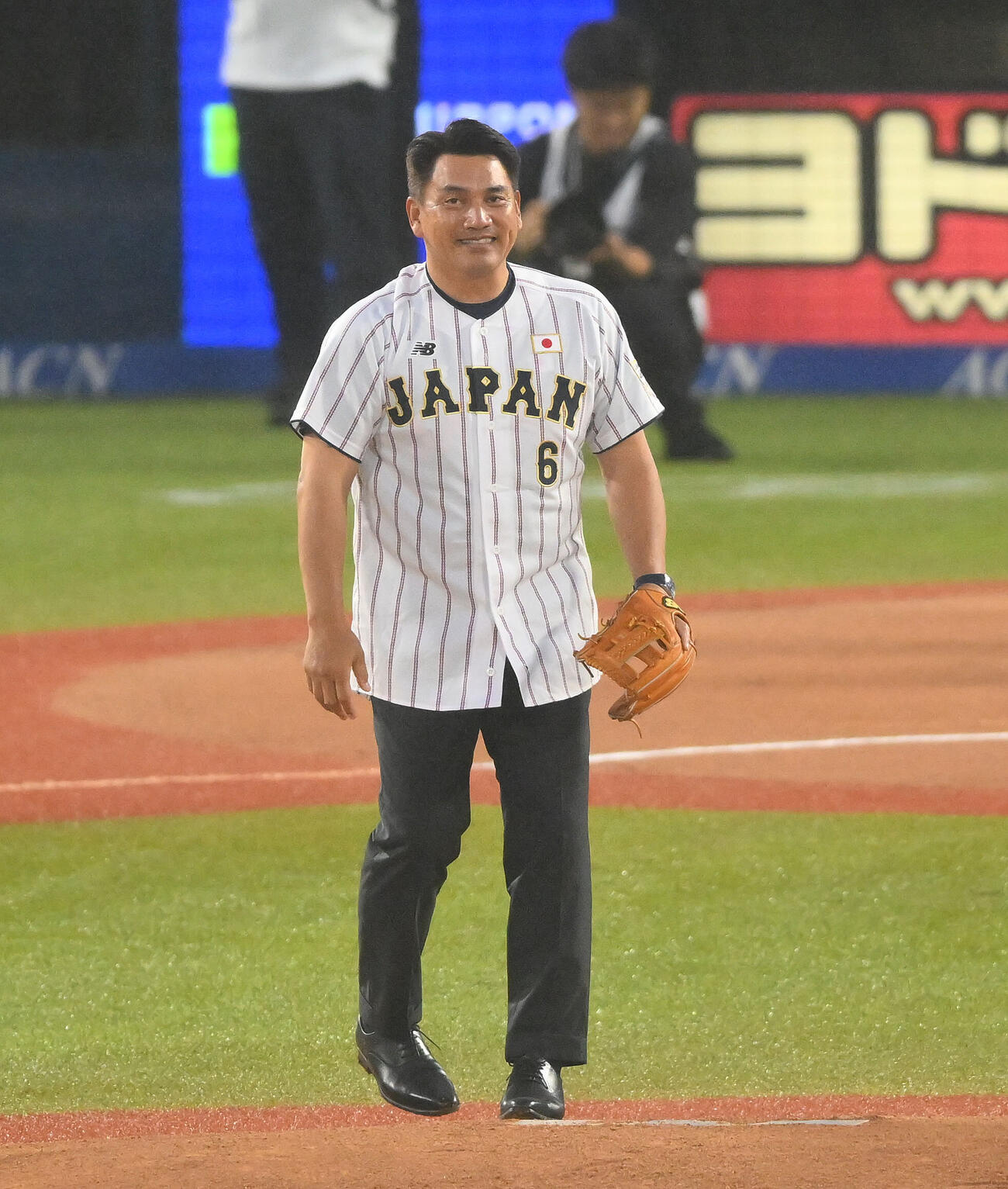 大学日本代表対高校日本代表　始球式を終え笑顔の侍JAPANの井口資仁監督（撮影・滝沢徹郎）