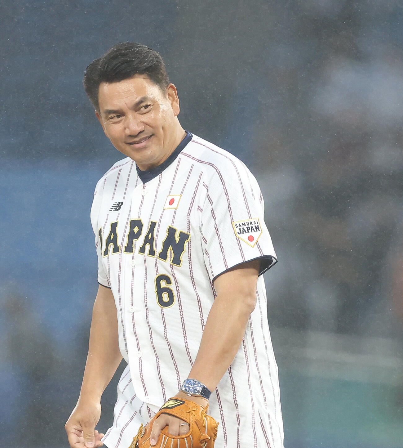 大学日本代表対高校日本代表　試合前、ファーストピッチセレモニーを務める侍ジャパン井口資仁監督（撮影・河田真司）