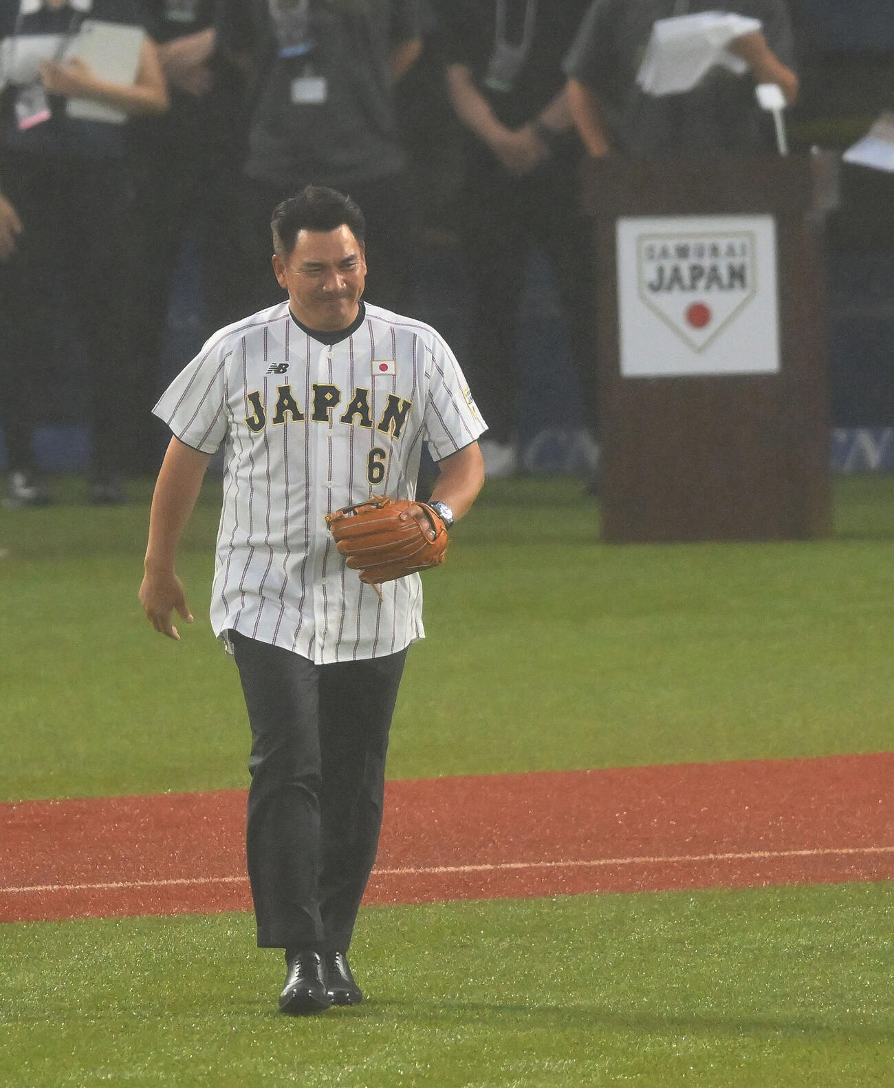 大学日本代表対高校日本代表　始球式に臨む侍JAPANの井口資仁監督（撮影・滝沢徹郎）
