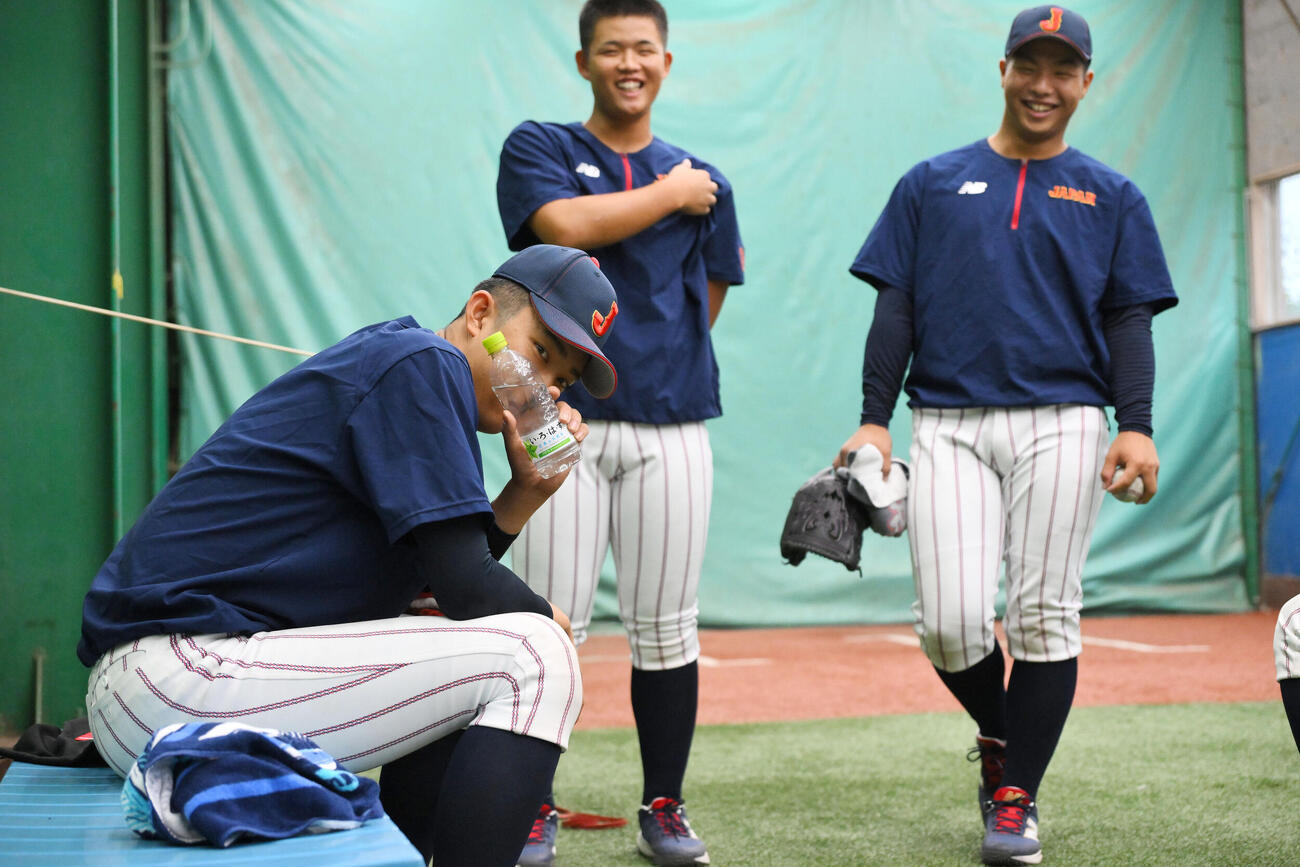 大学日本代表対高校日本代表　試合前練習でカメラに向かっておどける高校日本代表・織田翔希（左）（撮影・滝沢徹郎）