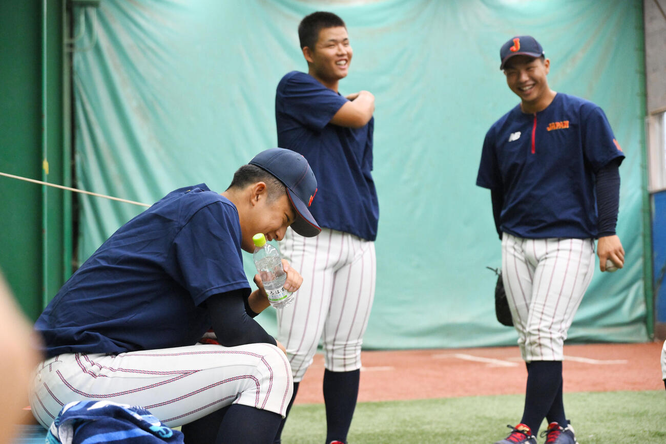 大学日本代表対高校日本代表　試合前練習でカメラに向かっておどける高校日本代表・織田翔希（左）（撮影・滝沢徹郎）