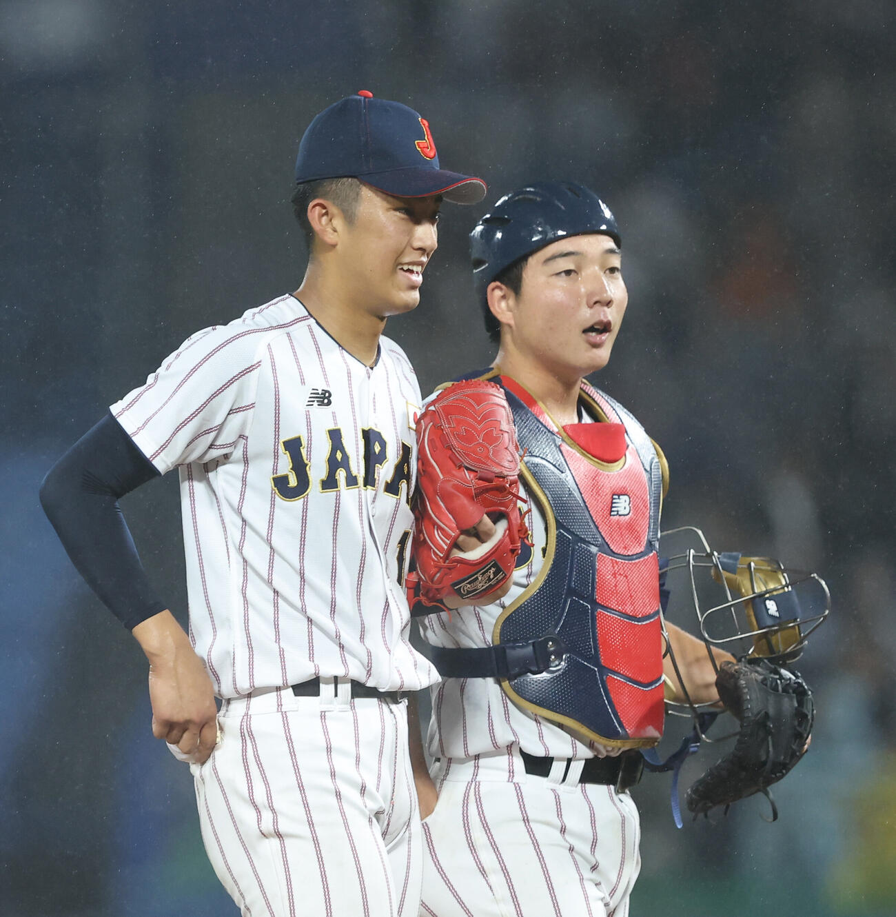 大学日本代表対高校日本代表　2回表、マウンドに集まる織田翔希（左）と山田凜虎（撮影・河田真司）