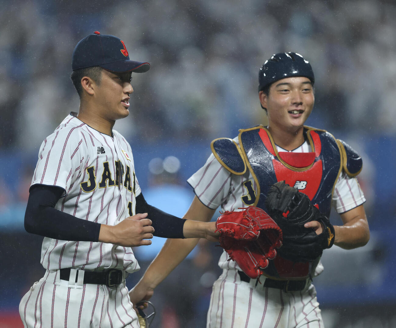 大学日本代表対高校日本代表　2回表を終えベンチに戻る織田翔希（左）と山田凜虎（撮影・河田真司）