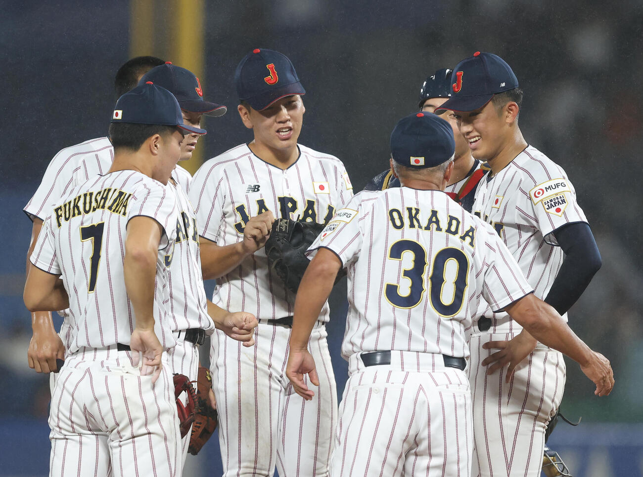 大学日本代表対高校日本代表　2回表、織田翔希（右）ら高校日本代表ナインに声をかける岡田龍生監督（撮影・河田真司）
