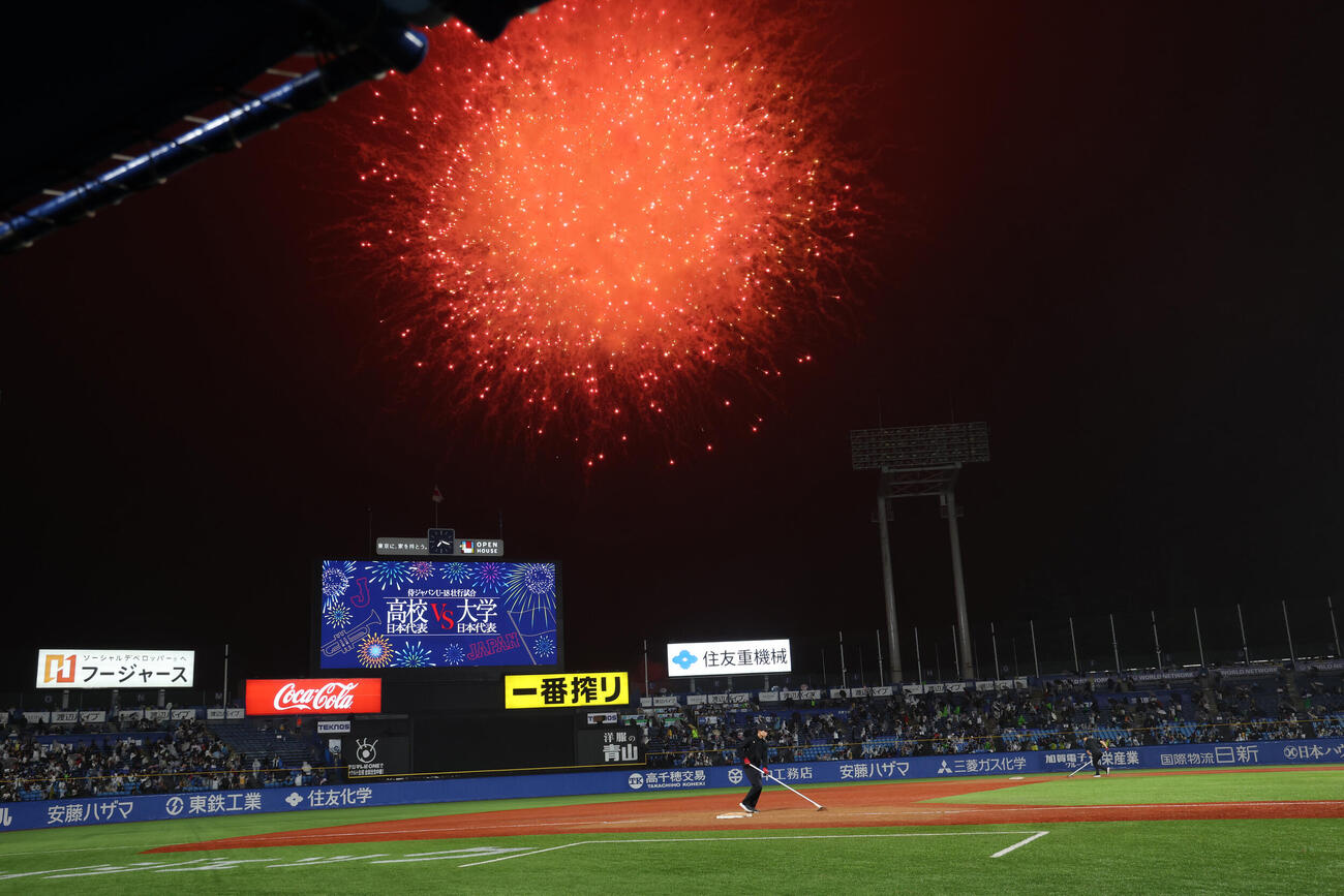 大学日本代表対高校日本代表　5回裏を終え、花火が打ち上がる神宮球場（撮影・河田真司）
