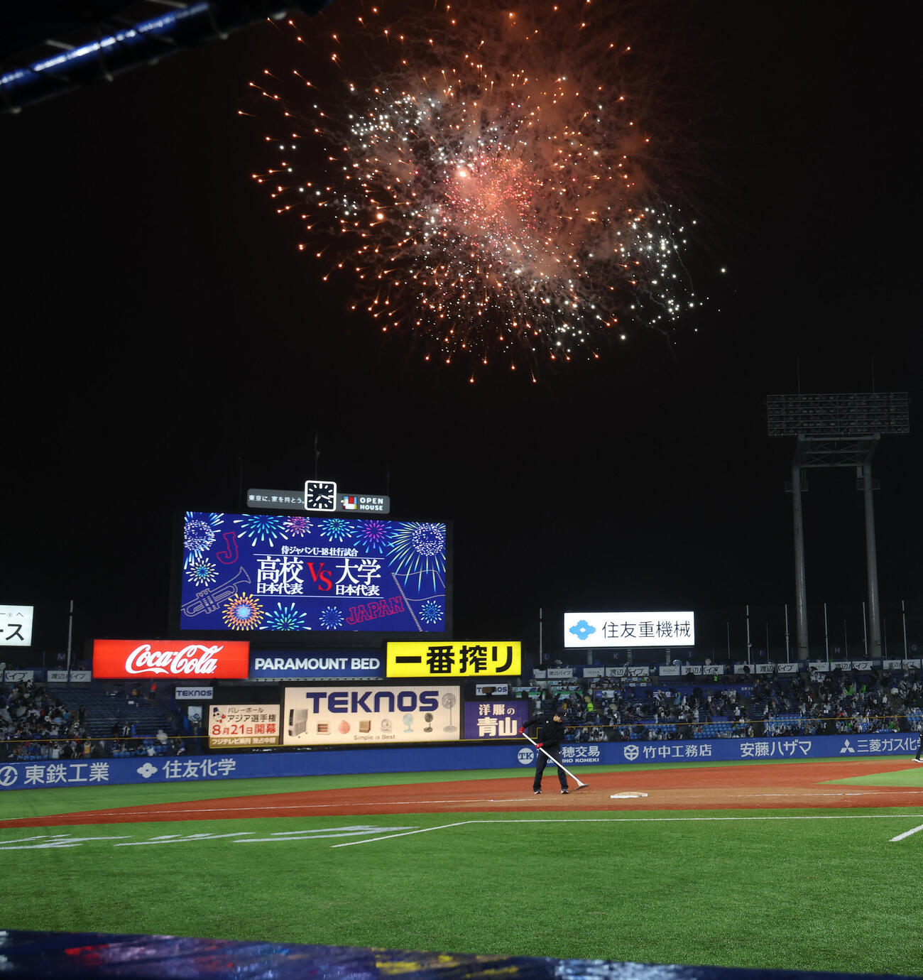 大学日本代表対高校日本代表　5回裏を終え、花火が打ち上がる神宮球場（撮影・河田真司）