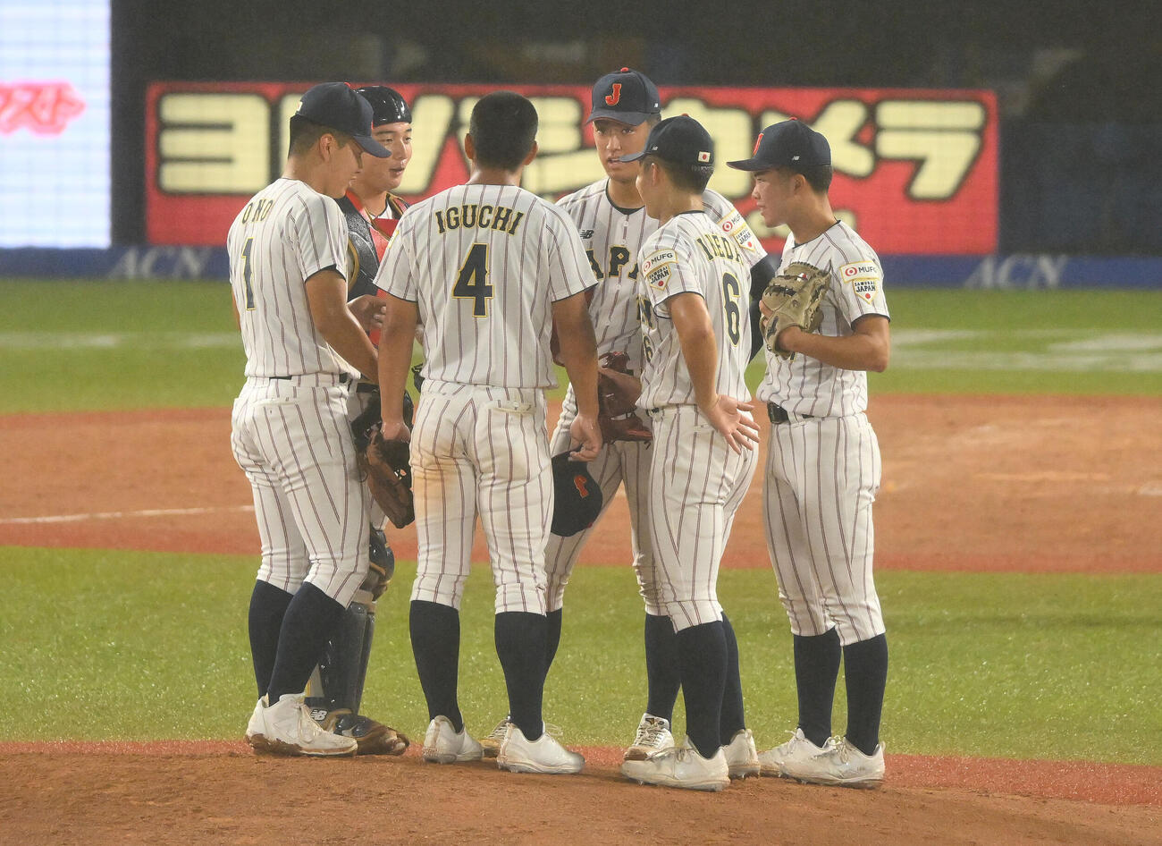 大学日本代表対高校日本代表　2回表、高校日本代表先発の織田翔希（左から4人目）のもとに集まる選手たち（撮影・滝沢徹郎）