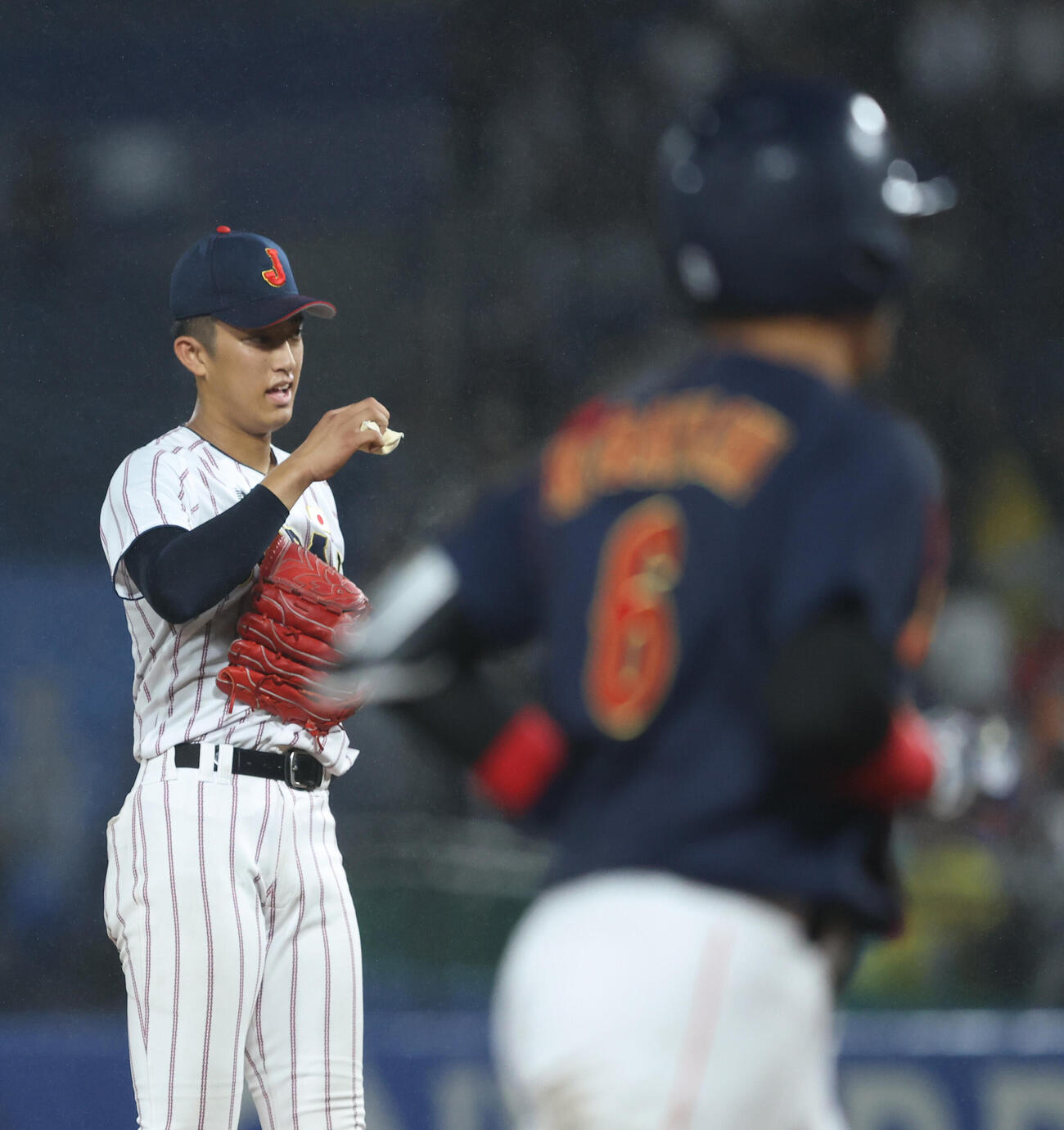 大学日本代表対高校日本代表2回表大学日本代表1死一塁、小田隼翔に左越え2点本塁打を浴びる織田翔希（撮影・河田真司）
