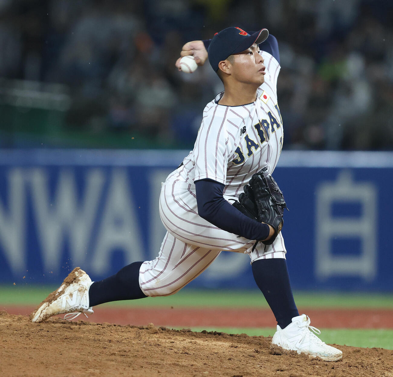 大学日本代表対高校日本代表　9回表、力投する末吉良丞（撮影・河田真司）