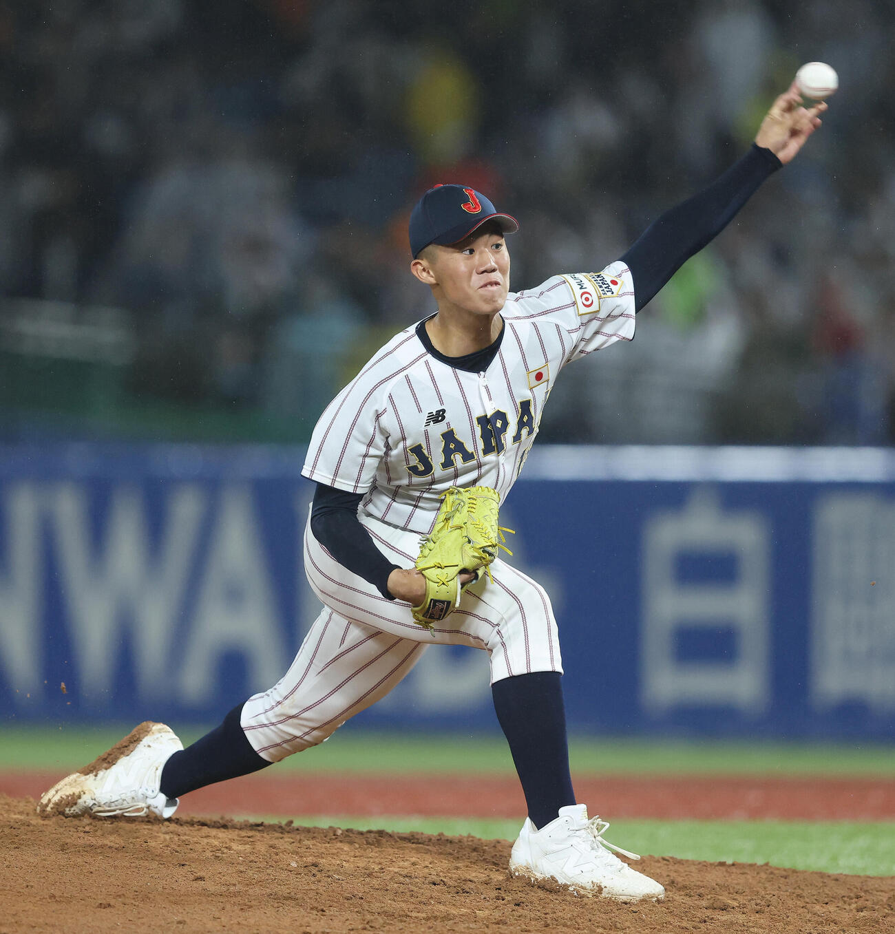 大学日本代表対高校日本代表　5回表、力投する高校日本代表・小林鉄三郎（撮影・河田真司）