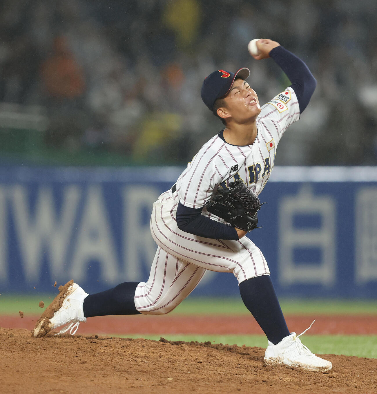 大学日本代表対高校日本代表　6回表、力投する高校日本代表・杉本真滉（撮影・河田真司）
